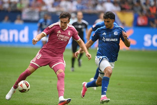 Carlos ESPI (Real Madrid) vs. Mertcan AYHAN (GE) – Action, Tackle, Soccer Friendly Match: FC Schalke 04 vs. Real Madrid 0–3 on August 16, 2026, at the Veltins Arena in Gelsenkirchen, Germany. DFL regulations prohibit any use of photographs as image sequences and or quasi-video.