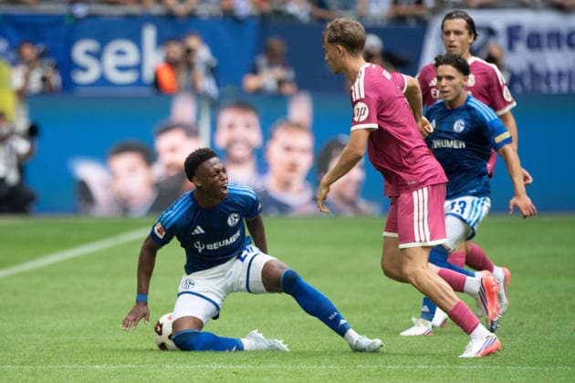 Junior ADAMU GE vs. Dean HUIJSEN, Real Madrid: Action, Tackle, Soccer Friendly Match: FC Schalke 04 vs. Real Madrid 0–3 on August 16, 2026, at the Veltins Arena in Gelsenkirchen, Germany. DFL regulations prohibit any use of photographs as image sequences and or quasi-video.