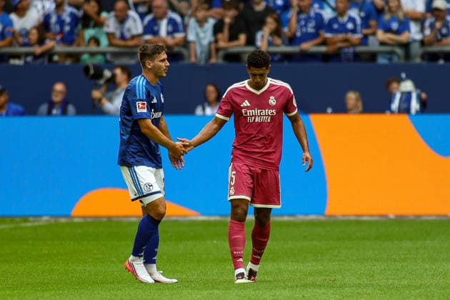 August 16, 2026, GER, Soccer, Men s, Friendly Match, 2026–2027 Season, FC Schalke 04 vs. Real Madrid CF: Dylan Leonard (S04) and Jude Bellingham (RMA) gesturing, gestures Copyright: xSvenxHanischx