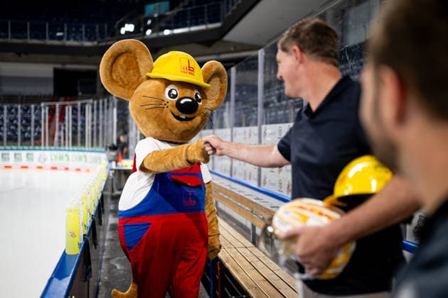 August 16, 2026 Ice Hockey Season 2026–2027 Penny DEL Public Practice of the Nuremberg Ice Tigers Icetigers ThHa xthxhax Johann Bögl, Partner at Max Bögl, with Maxmaus, the mascot of Max Bögl