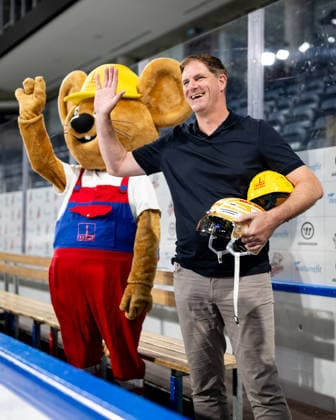 August 16, 2026 Ice Hockey Season 2026–2027 Penny DEL Public Practice of the Nuremberg Ice Tigers Icetigers ThHa xthxhax Johann Bögl, Partner at Max Bögl, with Maxmaus, the mascot of Max Bögl