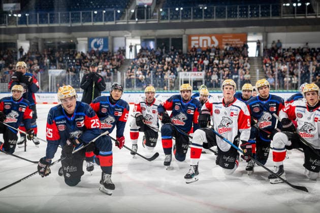 August 16, 2026 Ice Hockey Season 2026–2027 Penny DEL Public Practice of the Nuremberg Ice Tigers Icetigers ThHa xthxhax The team in front of the playboard, fans behind them