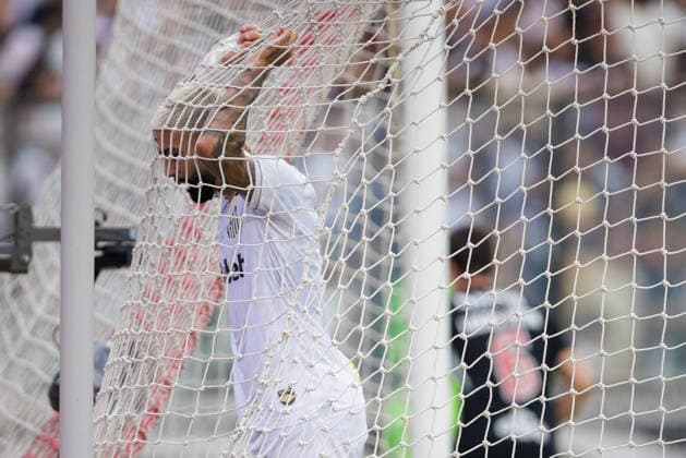 Soccer - Brasileirao 2026 - Vasco Da Gama v Santos RIO DE JANEIRO, BRAZIL - AUGUST 16: GABRIEL BARBOSA of Santos reacts after a missed chance during the match between Vasco Da Gama and Santos as part of Brasileirao 2026 at Sao Januario Stadium on August 16, 2026 in Rio de Janeiro, Brazil. Rio de Janeiro Sao Januario Stadium Brazil Copyright: xRuanoxCarneiroxRuanoxCarneirox