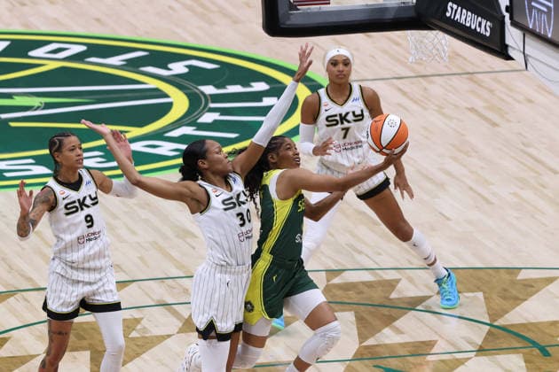 August 16, 2026, Seattle, Washington, USA: Seattle Storm guard ZIA COOKE (7) attempts a lay-up while defended by Chicago Sky forward-center AZURA STEVENS (30) in the first quarter of the WNBA, Basketball Damen, USA match between the Seattle Storm and Chicago Sky at Climate Pledge Arena in Seattle. WNBA 2026: Chicago 82:80 Seattle  - ZUMAd218 20260816_zsp_d218_008 Copyright: xRichardxDizonx