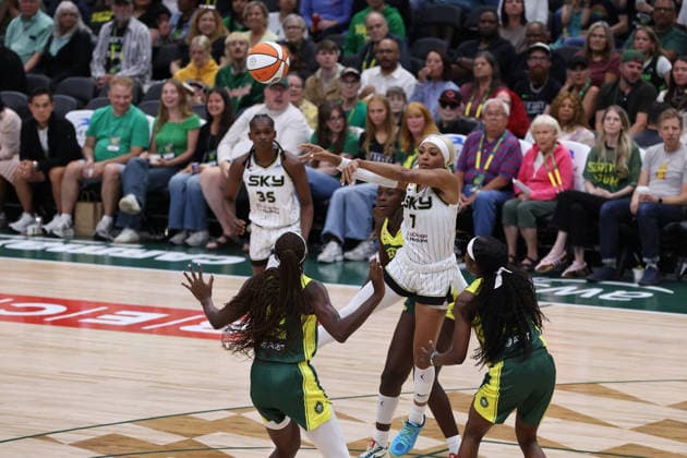 August 16, 2026, Seattle, Washington, USA: Chicago Sky guard-forward DIJONAI CARRINGTON (7) passes the ball to a teammate in the third quarter of the WNBA, Basketball Damen, USA match between the Seattle Storm and Chicago Sky at Climate Pledge Arena in Seattle. WNBA 2026: Chicago 82:80 Seattle  - ZUMAd218 20260816_zsp_d218_021 Copyright: xRichardxDizonx