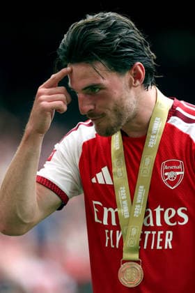Community Shield: Arsenal gegen Manchester City, 16. August 2026, Cardiff, FA Community Shield: Arsenal gegen Manchester City – Declan Rice von Arsenal mit seiner Siegermedaille. Foto: Mark Leech, Cardiff, Großbritannien  Copyright: xMarkxLeechxOffside