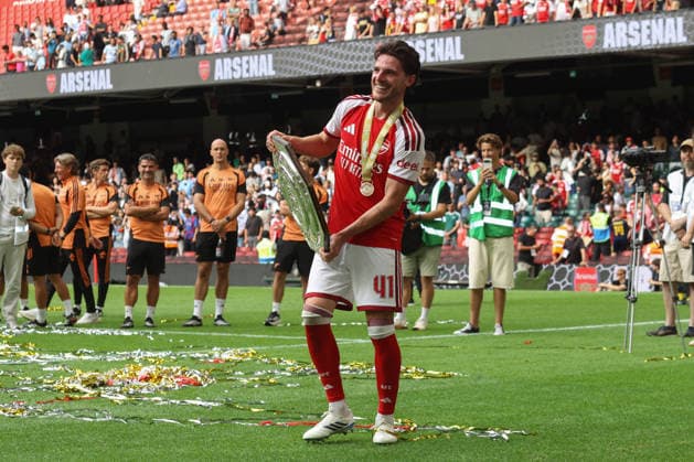 Community Shield: Arsenal gegen Manchester City, 16. August 2026, Cardiff, FA Community Shield: Arsenal gegen Manchester City – Declan Rice von Arsenal hält den Pokal in den Händen. Foto: Mark Leech, Cardiff, Großbritannien  Copyright: xMarkxLeechxOffside