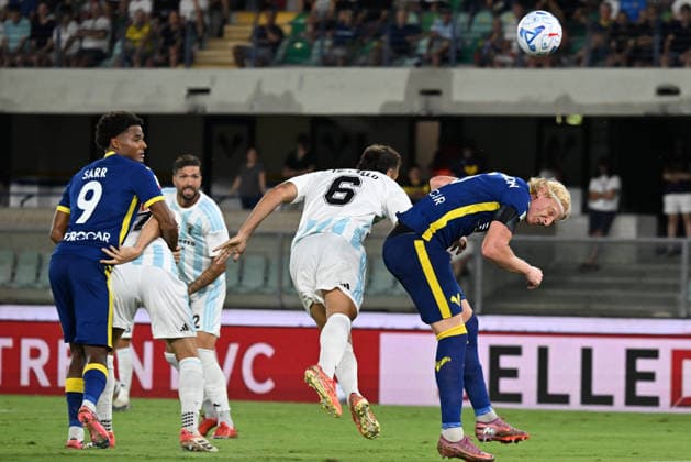 Hellas Verona v Virtus Entella - Coppa Italia Andrias Edmundsson of Hellas Verona FC is in action against Andrea Traniello of Virtus Entella Chiavari during the soccer match between Hellas Verona FC and Virtus Entella Chiavari, leg 32 of the Frecciarossa Italian Cup 2026 2027, at Marcantonio Bentegodi Stadium in Verona, Italy, on August 16, 2026. Verona Italy Italy  Copyright: xRobertoxTommasinix originalFilename:tommasini-hellasve260816_np35q.jpg