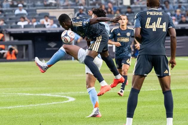 August 16, 2026, Bronx, New York, USA: Luighi Hanri Sousa Santos (20) of NYCFC and Danley Jean Jacques (21) of Philadelphia Union fight for the ball during MLS, Fussball Herren, USA regular season game between NYCFC and Philadelphia Union at Yankee stadium in New York, NY on August 16, 2026. Philadelphia won 3 - 2. MLS Regular Season Game Between NYCFC And Philadelphia Union  - ZUMAr339 20260816_znp_r339_013 Copyright: xLevxRadinx