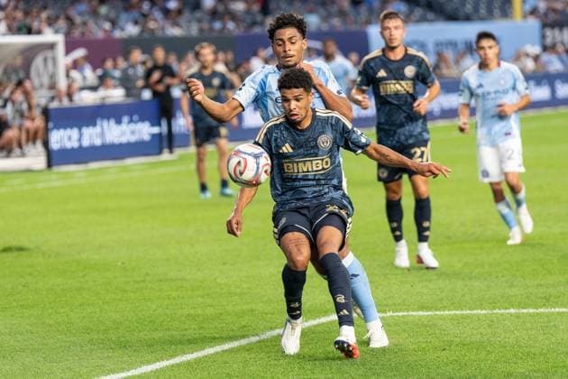 August 16, 2026, Bronx, New York, USA: Luighi Hanri Sousa Santos (20) of NYCFC and Nathan Harriel (26) of Philadelphia Union fight for the ball during MLS, Fussball Herren, USA regular season game between NYCFC and Philadelphia Union at Yankee stadium in New York, NY on August 16, 2026. Philadelphia won 3 - 2. MLS Regular Season Game Between NYCFC And Philadelphia Union  - ZUMAr339 20260816_znp_r339_015 Copyright: xLevxRadinx