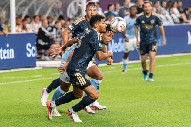 August 16, 2026, Bronx, New York, USA: Luighi Hanri Sousa Santos (20) of NYCFC and Nathan Harriel (26) of Philadelphia Union fight for the ball during MLS, Fussball Herren, USA regular season game between NYCFC and Philadelphia Union at Yankee stadium in New York, NY on August 16, 2026. Philadelphia won 3 - 2. Bronx USA - ZUMAr339 20260816_znp_r339_014 Copyright: xLevxRadinx
