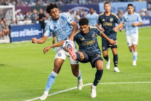 August 16, 2026, Bronx, New York, USA: Luighi Hanri Sousa Santos (20) of NYCFC and Nathan Harriel (26) of Philadelphia Union fight for the ball during MLS, Fussball Herren, USA regular season game between NYCFC and Philadelphia Union at Yankee stadium in New York, NY on August 16, 2026. Philadelphia won 3 - 2. Bronx USA - ZUMAr339 20260816_znp_r339_016 Copyright: xLevxRadinx