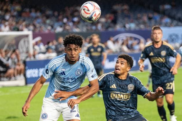 August 16, 2026, Bronx, New York, USA: Luighi Hanri Sousa Santos (20) of NYCFC and Nathan Harriel (26) of Philadelphia Union fight for the ball during MLS, Fussball Herren, USA regular season game between NYCFC and Philadelphia Union at Yankee stadium in New York, NY on August 16, 2026. Philadelphia won 3 - 2. Bronx USA - ZUMAr339 20260816_znp_r339_017 Copyright: xLevxRadinx