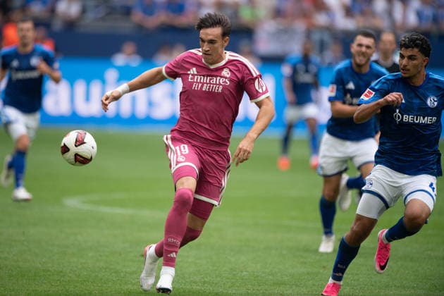 Carlos ESPI (Real Madrid) vs. Mertcan AYHAN (GE) – Action, Tackle, Soccer Friendly Match: FC Schalke 04 vs. Real Madrid 0–3 on August 16, 2026, at the Veltins Arena in Gelsenkirchen, Germany. DFL regulations prohibit any use of photographs as image sequences and or quasi-video.