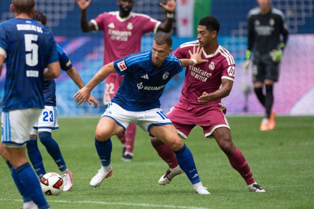 Edin DZEKO (GE) vs. Jude BELLINGHAM (Real Madrid) – Action, Tackle, Soccer Friendly Match: FC Schalke 04 vs. Real Madrid 0–3 on August 16, 2026, at the Veltins Arena in Gelsenkirchen, Germany. DFL regulations prohibit any use of photographs as image sequences and or quasi-video.