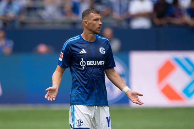 Edin DZEKO GE Gesture, gestures, gesticulating, soccer friendly match FC Schalke 04 vs. Real Madrid 0–3 on August 16, 2026, at the Veltins Arena in Gelsenkirchen, Germany. DFL regulations prohibit any use of photographs as image sequences and or quasi-video.