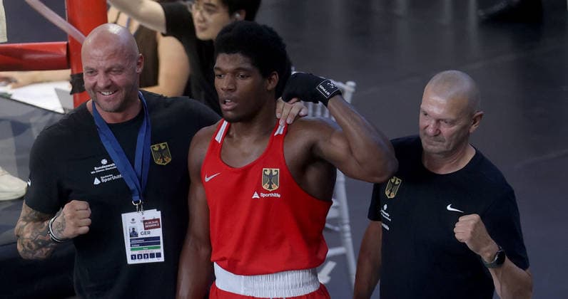 15.08.2026 Loznica(Serbia) European Junior U19 boxing championship men s -90kg Thomas Sabautzki(L)Trainer der LV,Junior Yoan Hernandez(C),Andreas Schulze(R) Deutchland Leitender Bundesnachwuchstrainer Sportliche Leitung :