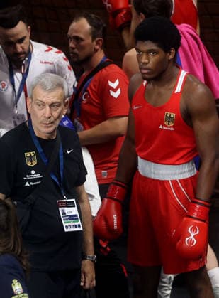 15.08.2026 Loznica(Serbia) European Junior U19 boxing championship men s -90kg Gregory Tolkovets (L) Deutchland Box-Trainer,Junior Yoan Hernandez (R) :