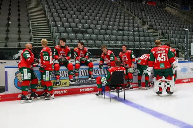 The players are waiting for the photo shoot: Maximilian Gloetzl 21, Augsburger Panther; Sebastian Zwickl 83, Augsburger Panther; Liron Pellizzari 60, Augsburger Panther; Kyle Mayhew 27, Augsburger Panther; Tim Wohlgemuth 33 Augsburg Panthers, Alexander Blank 26 Augsburg Panthers, Enrico Henriquez Morales 52 Augsburg Panthers, Tobias Ancicka 45 Augsburg Panthers, team and portrait photos, Augsburg Panthers, 2026–2027 season, Ice Hockey, Penny DEL, August 17, 2025, Augsburg, Bavaria, Germany Copyright: xkolbert-press ChristianxKolbertx