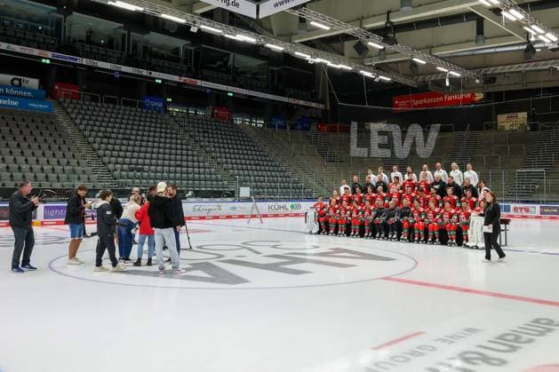 Photographers get ready for the team photo, team and portrait shots, Augsburg Panthers, 2026–2027 season, ice hockey, Penny DEL, August 17, 2025, Augsburg, Bavaria, Germany Copyright: xkolbert-press ChristianxKolbertx