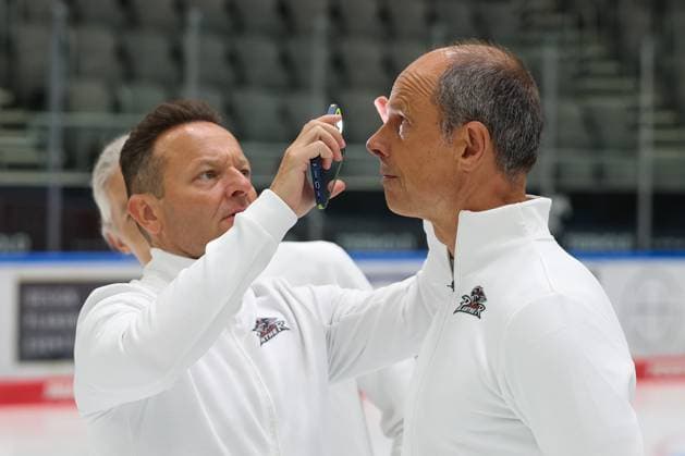 Team physician Dr. Karl Golczyk of the Augsburger Panther examines team physician Dr. Jens Ulrich Otto of the Augsburger Panther; team and portrait photos, Augsburger Panther, 2026–2027 season, ice hockey, Penny DEL, August 17, 2025, Augsburg, Bavaria, Germany Copyright: xkolbert-press ChristianxKolbertx