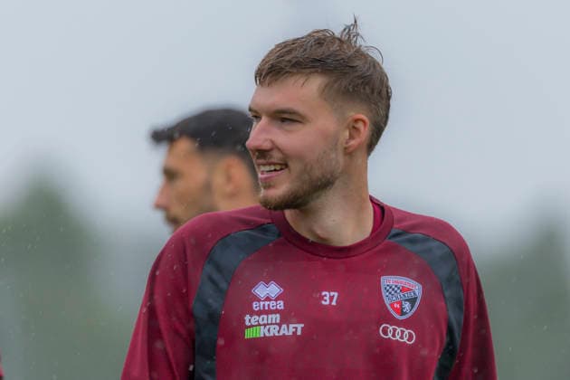 Ingolstadt, Germany, August 18, 2026; 3. Liga 2026–2027; FC Ingolstadt 04 Training; Pictured: Benjamin Kanuric of FCI smiling on the field at the Audi Sportpark Bayern training facility Copyright: xFotostandx xSchäferx