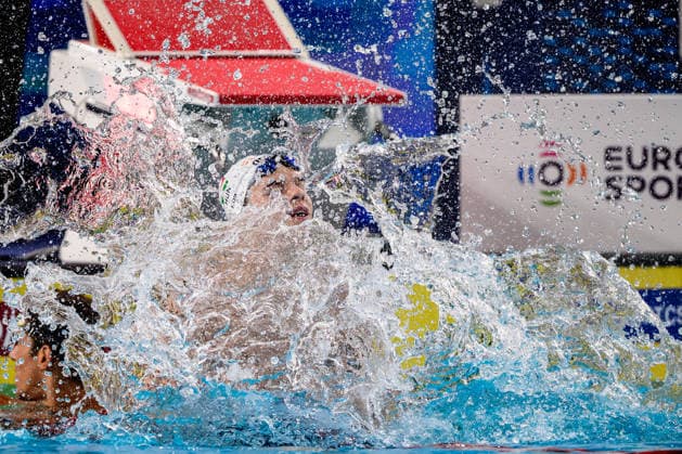 Hubert Kos of Hungary celebrates after winning the gold medal in the Men™s 200m Individual Medley Final during the European Aquatics Championships at the Olympic Aquatic Center in Paris (France), August 16, 2026. Andrea Staccioli