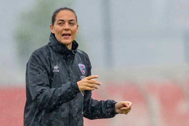 Ingolstadt, Germany, August 18, 2026; 3. Liga 2026–2027; FC Ingolstadt 04; Training; Pictured: FCI coach Sabrina Wittmann gesturing on the field at the Audi Sportpark Bayern training facility Copyright: xFotostandx xSchäferx