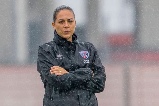 Ingolstadt, Germany, August 18, 2026; 3. Liga 2026–2027; FC Ingolstadt 04; Training; Pictured: FCI coach Sabrina Wittmann gesturing on the field at the Audi Sportpark Bayern training facility Copyright: xFotostandx xSchäferx