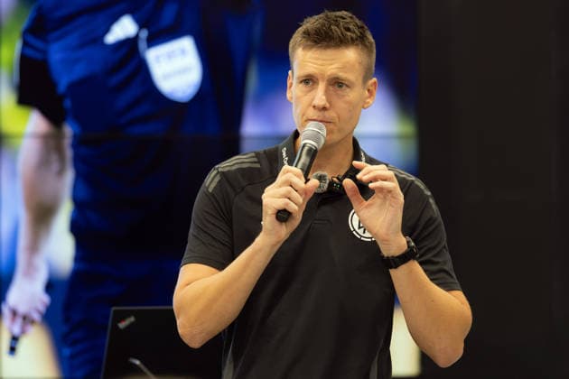 DFB Schiri GmbH Media Training: FIFA Referee Daniel Siebert explains the latest rule changes to participants in the media training session. Information Session: Media Training for Referees on August 18, 2026, in Frankfurt am Main, Frankfurt am Main, Hesse, Germany, DFB Campus