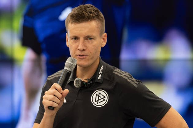 DFB Schiri GmbH Media Training: FIFA Referee Daniel Siebert explains the latest rule changes to participants in the media training session. Information Session: Media Training for Referees on August 18, 2026, in Frankfurt am Main, Frankfurt am Main, Hesse, Germany, DFB Campus
