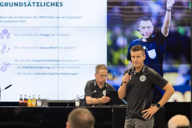 DFB Schiri GmbH Media Training: FIFA Referee Daniel Siebert explains the latest rule changes to participants in the media training session. Information Session: Media Training for Referees on August 18, 2026, in Frankfurt am Main, Frankfurt am Main, Hesse, Germany, DFB Campus
