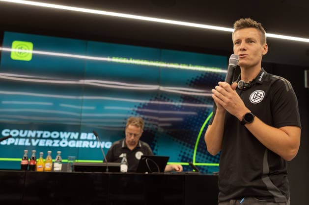 DFB Schiri GmbH Media Training: FIFA Referee Daniel Siebert explains the latest rule changes to participants in the media training session. Information Session: Media Training for Referees on August 18, 2026, in Frankfurt am Main, Frankfurt am Main, Hesse, Germany, DFB Campus