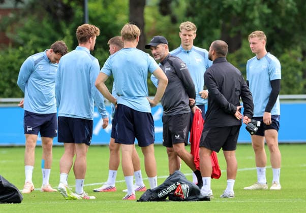 Coach Stefan Leitl talks with the team. Sports: Soccer. 2026–2027 Season. 2. Bundesliga (Men). DFL. August 18, 2026. Training. Hertha BSC Berlin. DFL regulations prohibit any use of photographs as image sequences and or quasi-video.