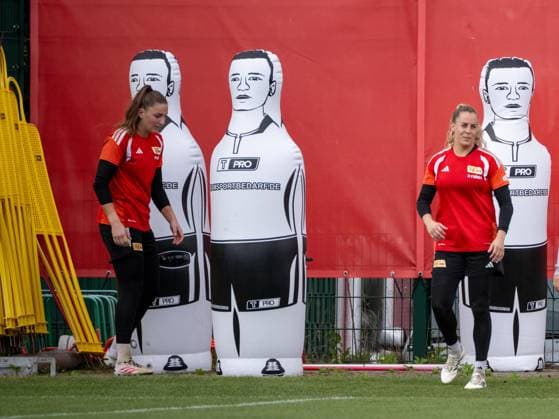 Soccer, Women, 2026–2027 Season, Google Pixel Women s Bundesliga, 1. FC Union Berlin, Practice, from left: Goalkeeper Nadine Böhi, 1st Women s Team, 1. FC Union; Goalkeeper Cara Bösl, 1st Women s Team, 1. FC Union; August 18, 2026, Copyright: xMatthiasxKochx