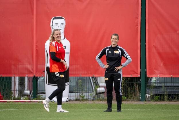 Soccer, Women, 2026–2027 Season, Google Pixel Women s Bundesliga, 1. FC Union Berlin, Practice, from left: Goalkeeper Cara Bösl, Women s Team 1, 1. FC Union; Coach Marie Louise Eta, Women s Team 1, 1. FC Union; August 18, 2026, Copyright: xMatthiasxKochx