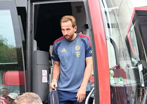 August 18, 2026, xsltx, soccer exhibition match, 1 FC Heidenheim vs. FC Bayern Munich vs. Harry Kane at the FC Bayern Munich team bus. DFL and DFB regulations prohibit any use of photographs as image sequences and or quasi-video.