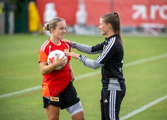 Soccer, Women, 2026–2027 Season, Google Pixel Women s Bundesliga, 1. FC Union Berlin, Practice, from left: Lisa Heiseler, 1. FC Union Women s Team, Coach Marie Louise Eta, 1. FC Union Women s Team, August 18, 2026, Copyright: xMatthiasxKochx