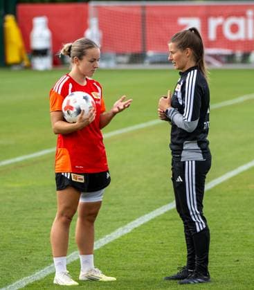 Soccer, Women, 2026–2027 Season, Google Pixel Women s Bundesliga, 1. FC Union Berlin, Practice, from left: Lisa Heiseler, 1. FC Union Women s Team, Coach Marie Louise Eta, 1. FC Union Women s Team, August 18, 2026, Copyright: xMatthiasxKochx