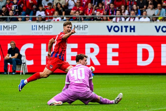 August 18, 2026, GER, Soccer, Men s, FSP, 1 FC Heidenheim vs. FC Bayern Munich; Yannik Wagner (Heidenheim, 38) celebrates after scoring the 1-0 goal; Jonas Urbig (Bayern Munich, 40); Heidenheim Voith Arena, Baden-Württemberg, Germany Copyright: xNordphotox xHafnerx