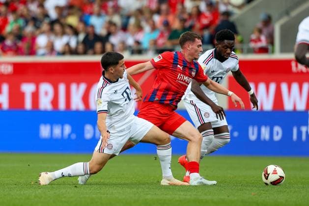 One-on-one, action, with Felipe Chavez 32, FC Bayern Munich, Paul Hennrich 8 1 FC Heidenheim, 1 FC Heidenheim 1846 vs. FC Bayern Munich, soccer, friendly match, August 18, 2026, Heidenheim, Baden-Württemberg, Germany Copyright: xkolbert-press ChristianxKolbertx