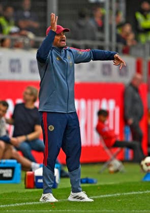 August 18, 2026, 2026–2027 Bundesliga, Friendly Match, 1. FC Heidenheim vs. FC Bayern Munich, at the Voith Arena in Heidenheim; FC Bayern Munich coach Vincent Kompany gestures