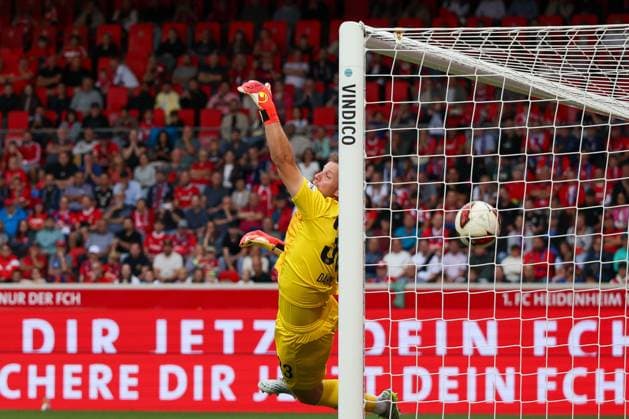 Felipe Chavez (32, FC Bayern Munich), not pictured, scores the 1-1 goal on a free kick; Thomas Daehne (33, 1. FC Heidenheim 1846) stretches in vain, 1 FC Heidenheim 1846 vs. FC Bayern Munich, soccer, men’s, Bundesliga, friendly match, 2026–2027 season, August 18, 2026. DFB regulations prohibit any use of photographs as image sequences and or quasi-video. Heidenheim, Baden-Württemberg, Germany Copyright: xkolbert-press MartinxAgüerax