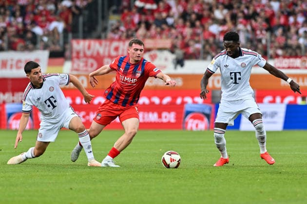 Friendly Match: 1 FC Heidenheim vs. FC Bayern Munich, August 18, 2026, HEIDENHEIM, GERMANY August 18: Felipe CHAVEZ (FC Bayern Munich, 32), Paul HENNRICH (1 FC Heidenheim, 8), and Alphonso DAVIES (FC Bayern Munich, 19) during the friendly match between 1 FC Heidenheim and FC Bayern Munich at the Voith Arena Copyright: xBEAUTIFULxSPORTS Goldbergx