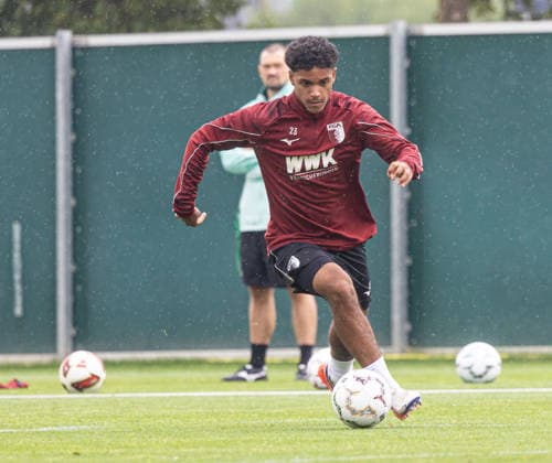 Faik Sakar, FC Augsburg 23, plays the ball, FC Augsburg, practice,