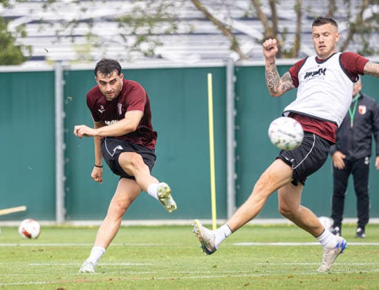 Thomas Kastanaras, FC Augsburg 24, shot on goal against Jeffrey Gouweleeuw, FC Augsburg 6, FC Augsburg, practice,