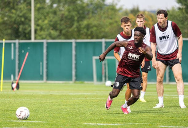 Nathanael Mbuku (FC Augsburg 34) passes the ball to Robin Fellhauer (FC Augsburg 19) and Michael Gregoritsch (FC Augsburg 11), FC Augsburg, practice,
