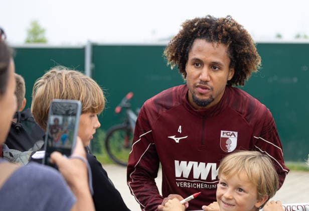 Han Noah Massengo, FC Augsburg: 4 photos and autographs for young fans after practice; FC Augsburg, practice,