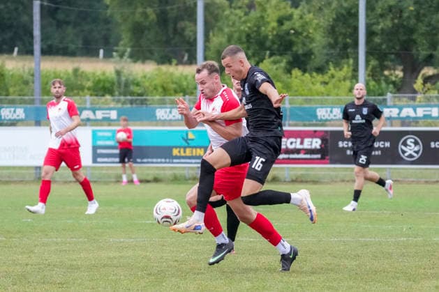 Simun Birkic, SSV Ulm 1846 Soccer, 16, vs. Lennard von Rueden, TSV Berg, 25, GER, TSV Berg vs. SSV Ulm 1846 Soccer, Soccer, WFV Cup, Round 3, 2026–2027 Season, August 18, 2026, GER, TSV Berg vs. SSV Ulm 1846 Soccer, Soccer, WFV Cup, Round 3, 2026–2027 season, August 18, 2026, Berg Copyright: xEibner-Pressefoto MaximilianxRistx EP_MRT
