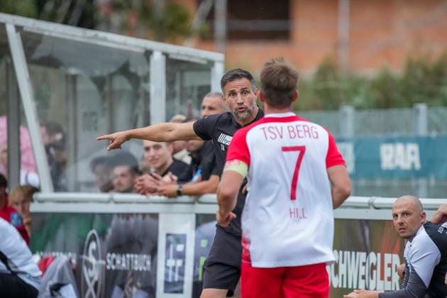 Oliver Ofentausek, TSV Berg, coach addressing Jonathan Hill, TSV Berg, 7, GER, TSV Berg vs. SSV Ulm 1846, soccer, soccer, WFV Cup, 3rd round, 2026–2027 season, August 18, 2026, GER, TSV Berg vs. SSV Ulm 1846, Soccer, Soccer, WFV Cup, 3rd Round, 2026–2027 Season, August 18, 2026, Berg Copyright: xEibner-Pressefoto MaximilianxRistx EP_MRT